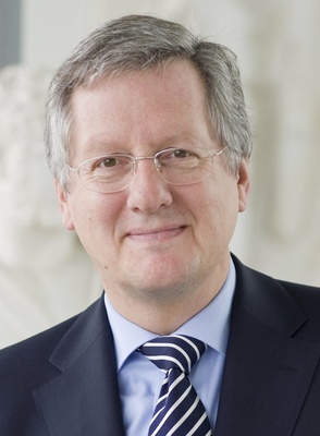 Uni-Rektor Prof. Schiewer gratuliert Dr. Dieter Salomon zur Wiederwahl