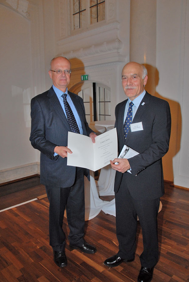 Landeslehrpreis 2010 geht an die Universität Freiburg Auszeichnung für Professor Yiannos Manoli vom IMTEK