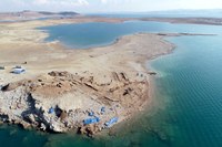 Ausgrabungsstätte im ausgetrockneten Gebiet im Stausee