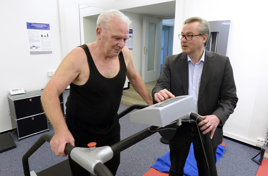 Tipps beim Training: Daniel König (rechts) untersucht, wie Sport und Ernährung optimal zusammenwirken. Foto: Thomas Kunz