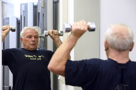 Muskelkraft erhalten: Die meisten Probanden im neuen Labor des Instituts für Sport und Sportwissenschaft sind älter als 50 Jahre. Foto: Thomas Kunz