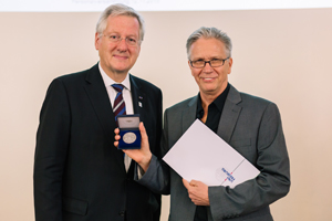 Werner Beiser erhält die Universitätsmedaille