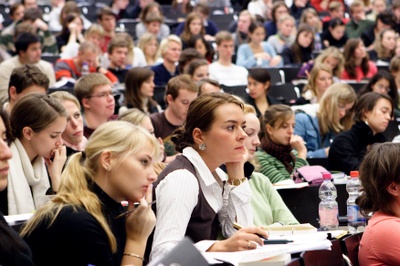 Studierende im Hoersaal